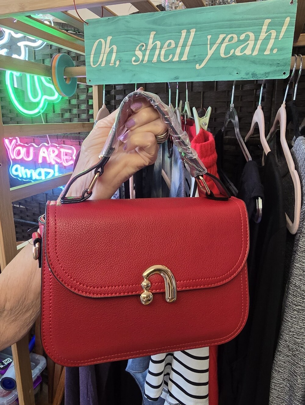 #0630 🧜♀️ NEW Boutique Red/Gold Small Structured Bag 6.5x9x3 Outer Zip Pckt